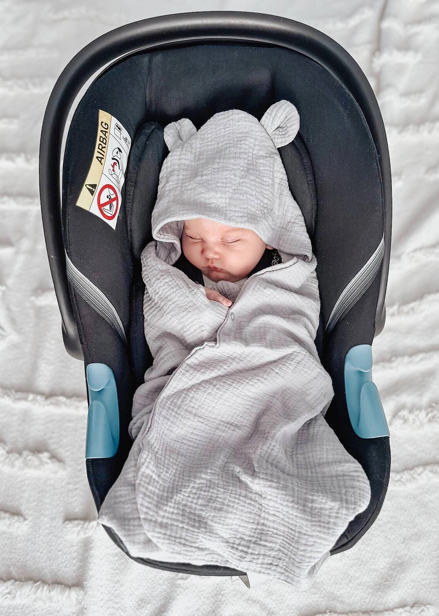 Muślinowy otulacz z kapturkiem do fotelika letni