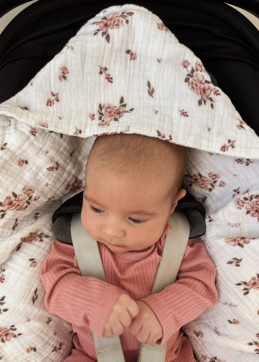 Muślinowy otulacz z kapturkiem do fotelika letni LITTLE FLOWERS