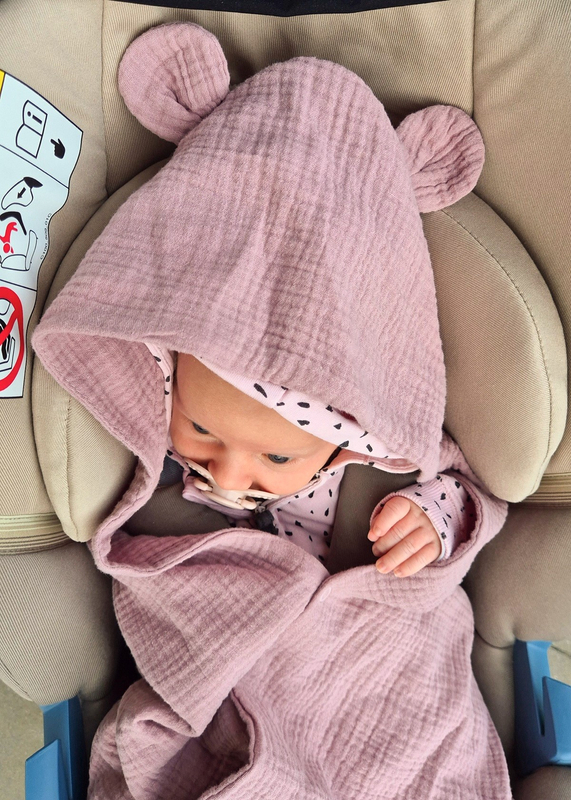 Muślinowy otulacz z kapturkiem do fotelika letni