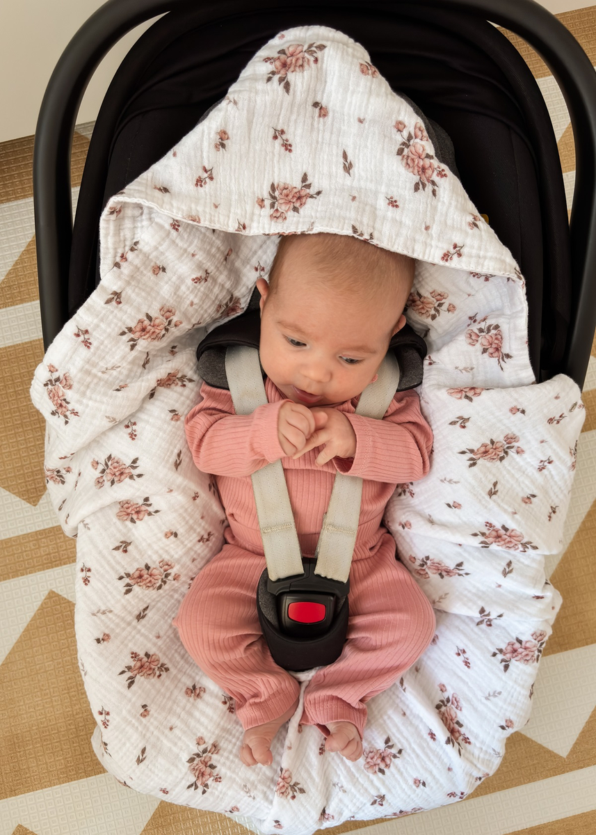 Muślinowy otulacz z kapturkiem do fotelika letni LITTLE FLOWERS