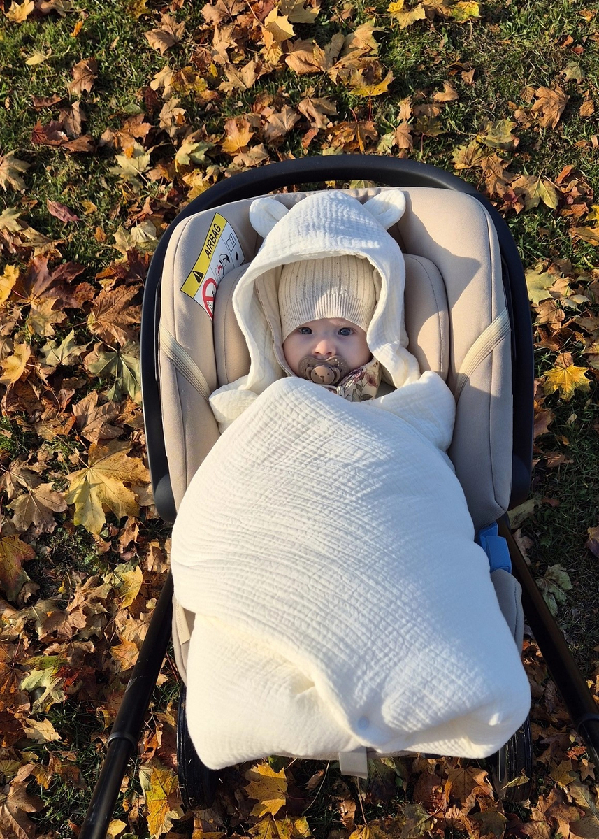 Kocyk otulacz do fotelika z kapturkiem MUŚLINOWY ocieplany