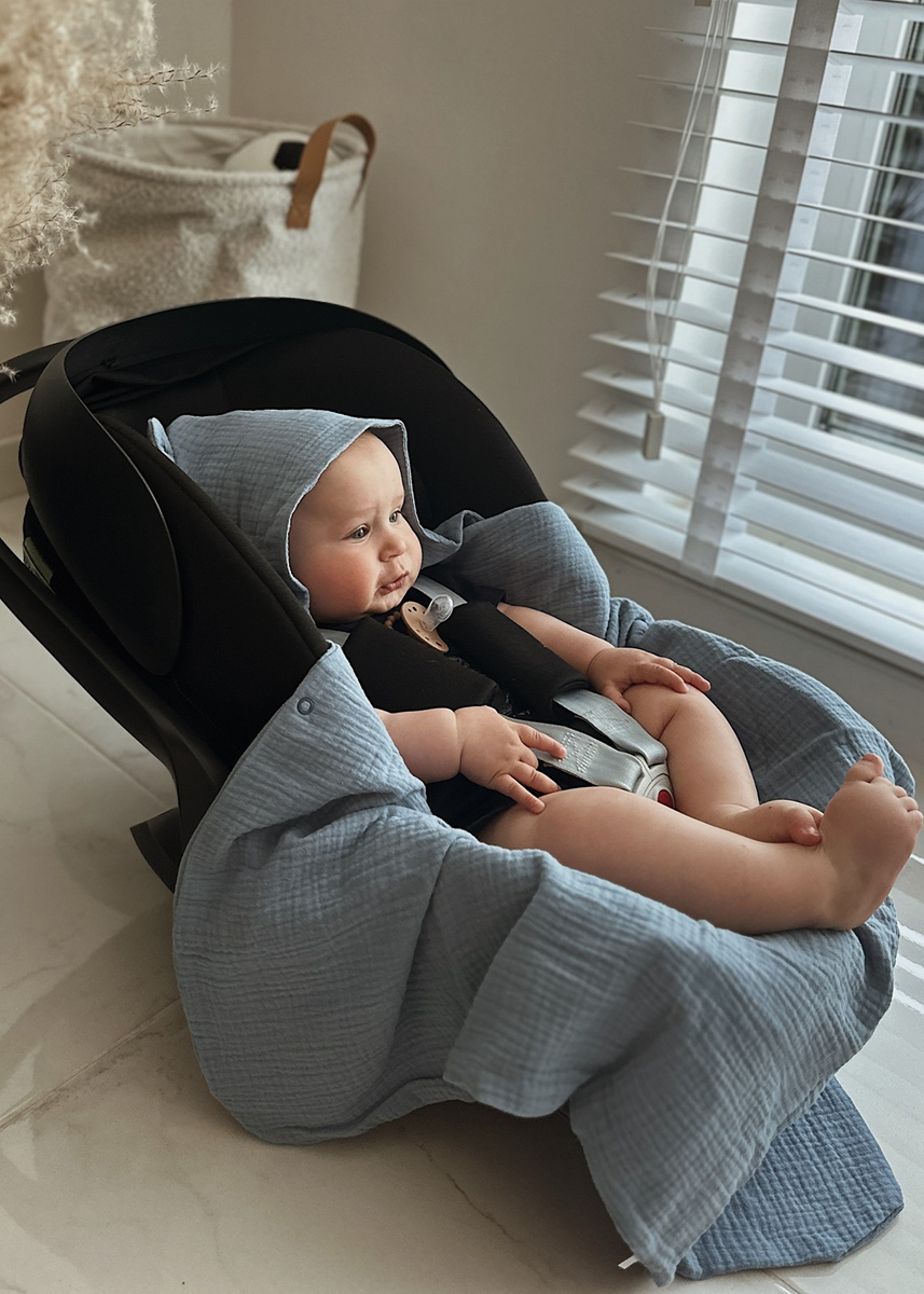 Muślinowy otulacz z kapturkiem do fotelika letni