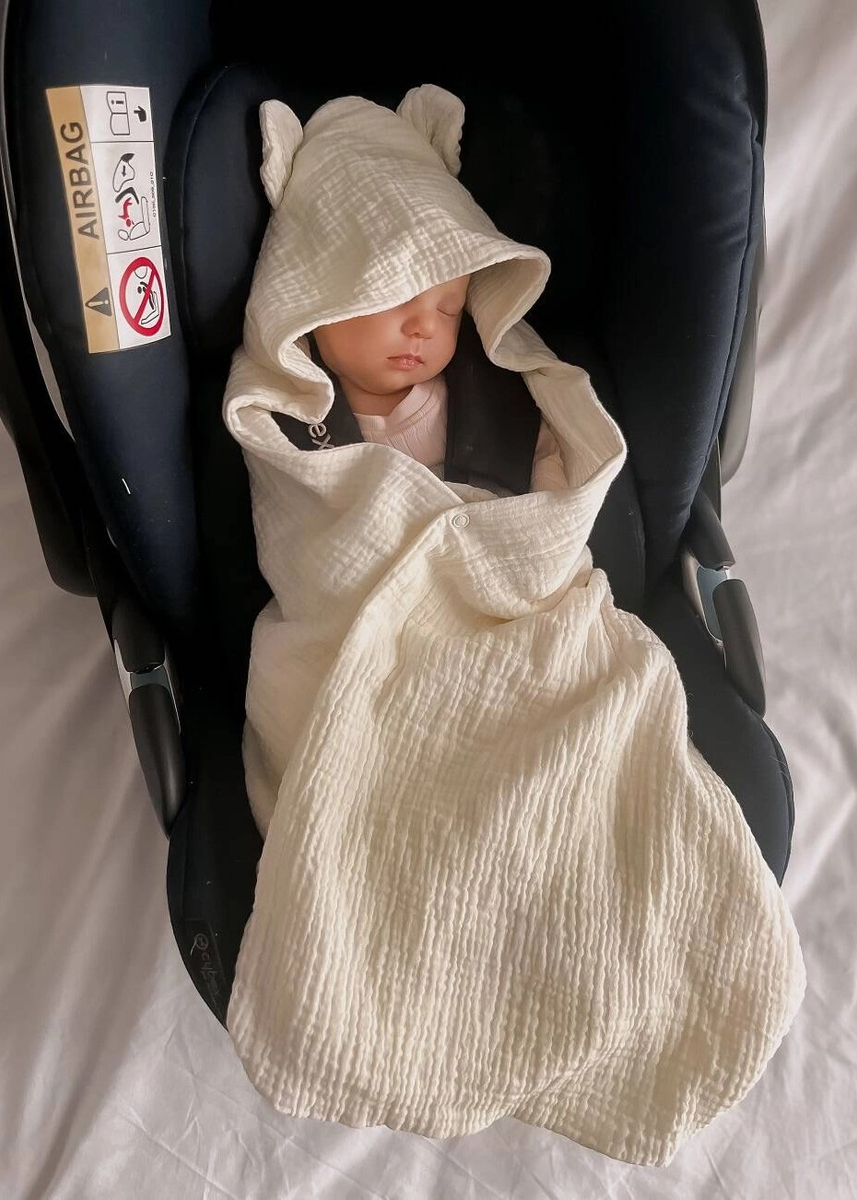 Muślinowy otulacz z kapturkiem do fotelika letni