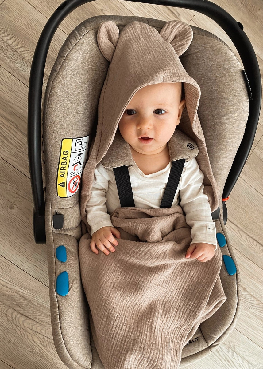 Muślinowy otulacz z kapturkiem do fotelika letni