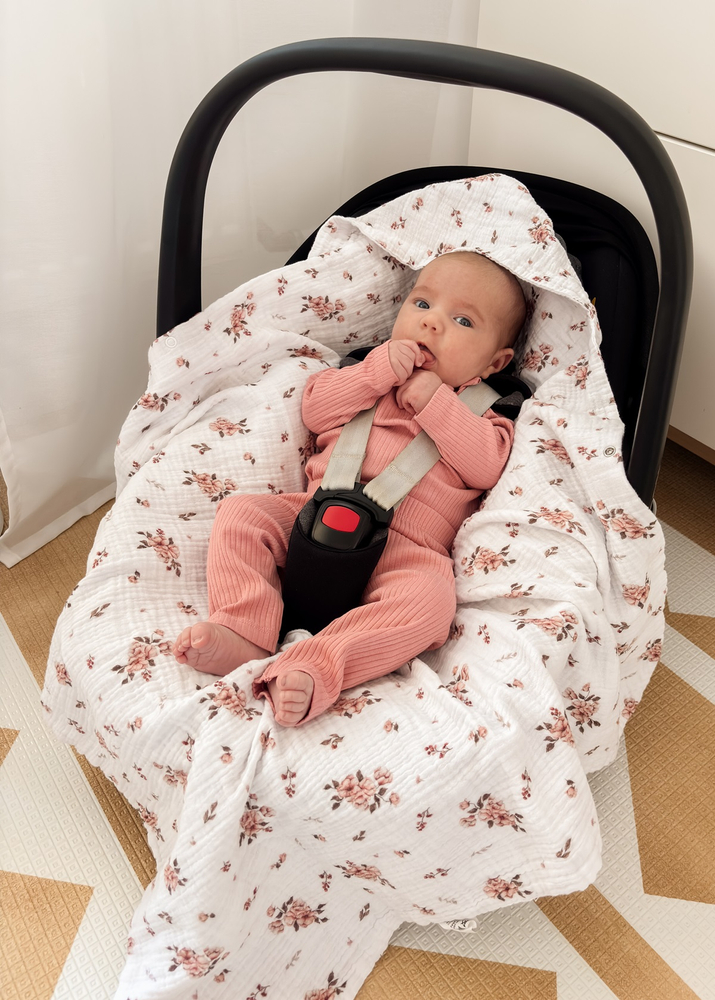 Muślinowy otulacz z kapturkiem do fotelika letni LITTLE FLOWERS