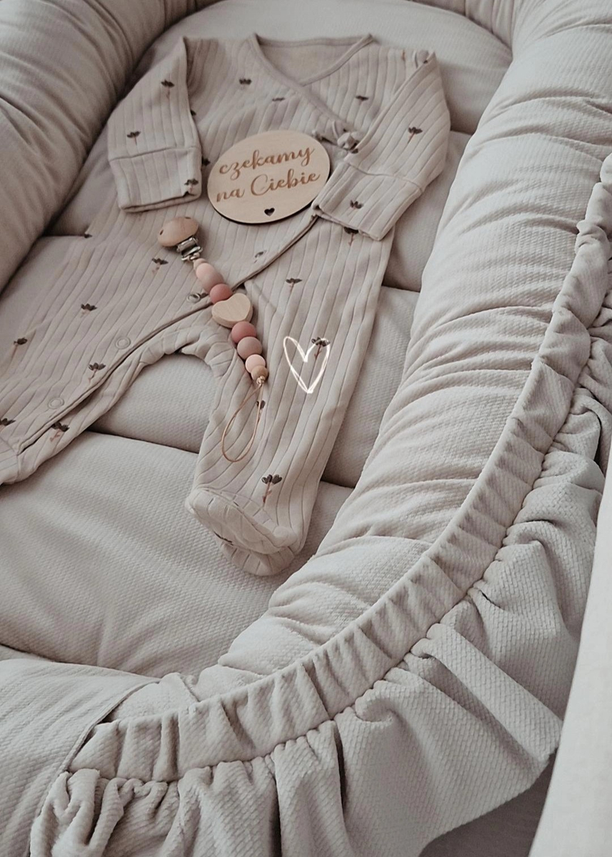 KOKON niemowlęcy VELVET z falbanką