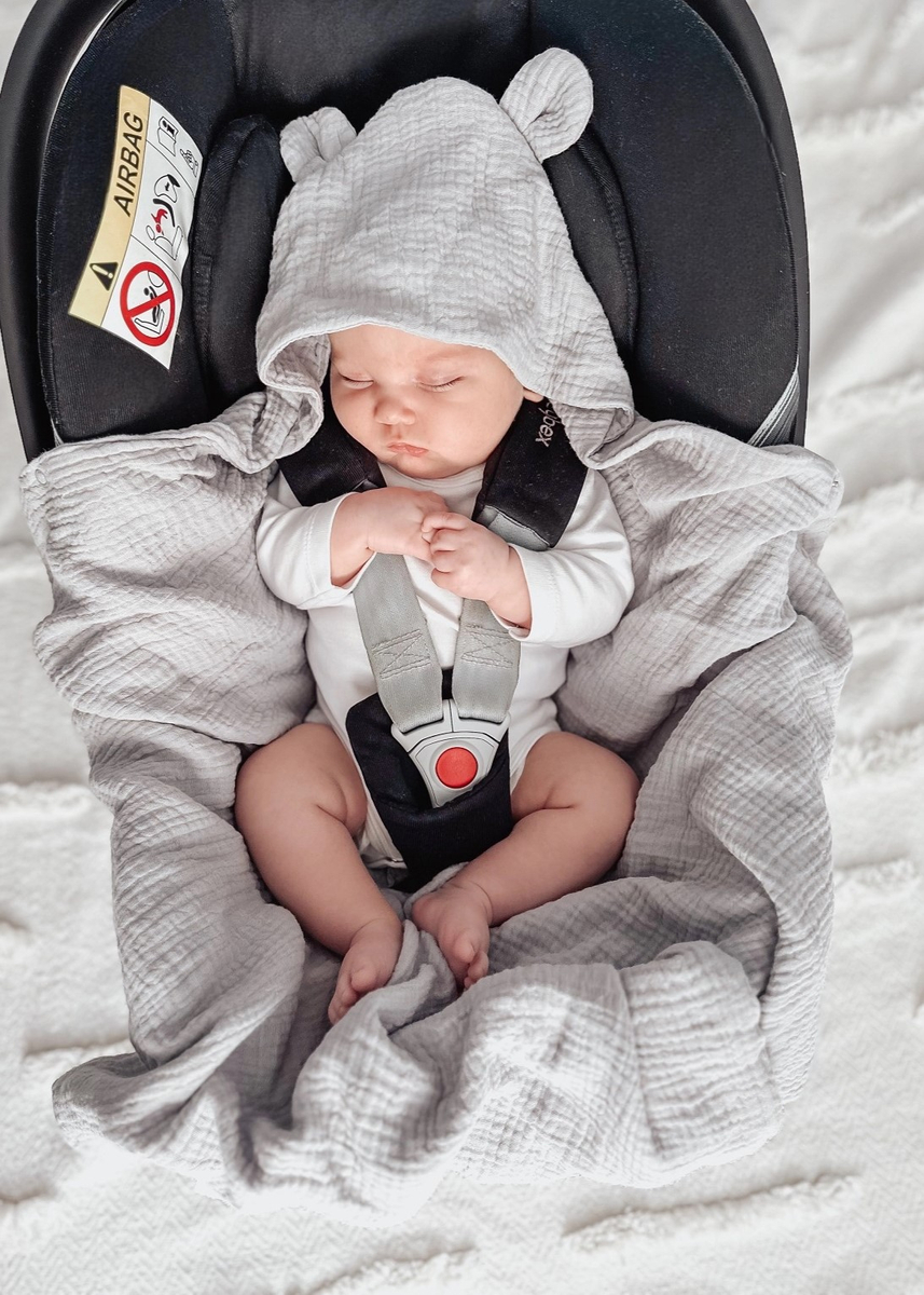 Muślinowy otulacz z kapturkiem do fotelika letni