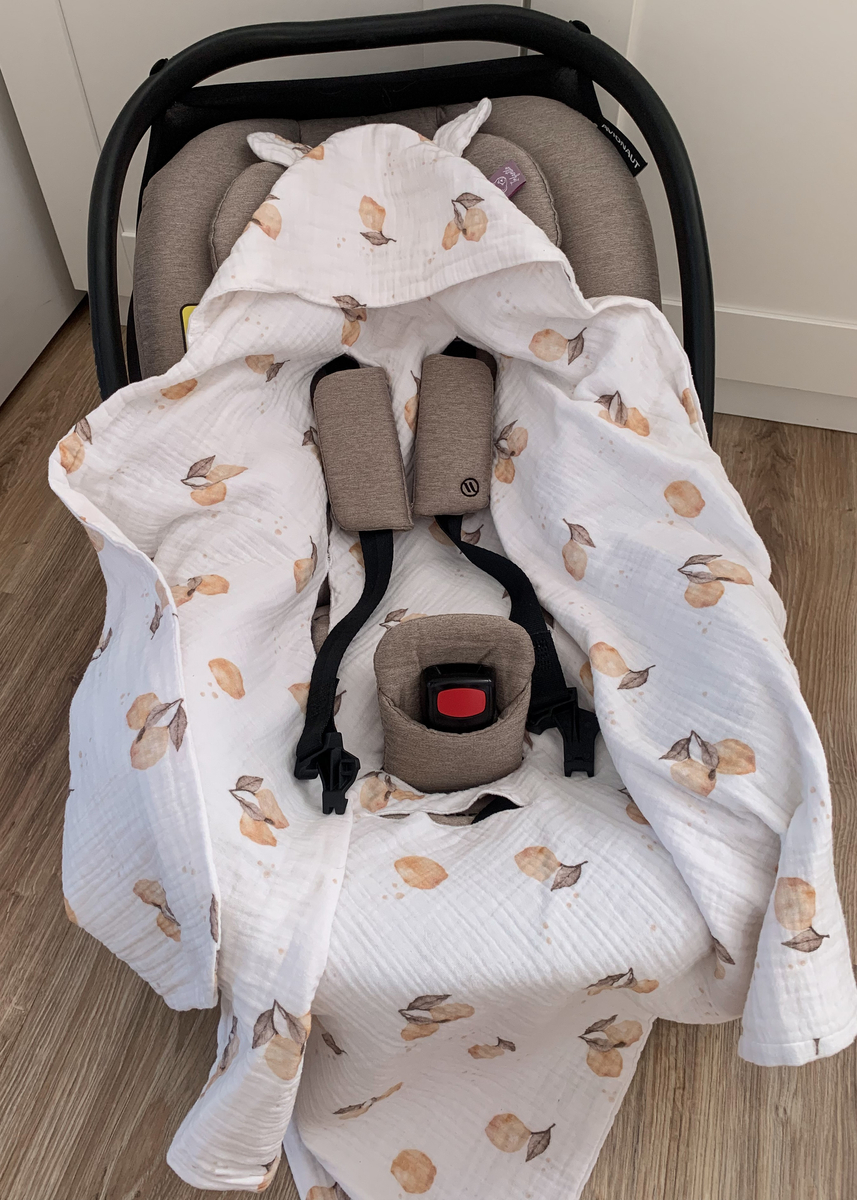 Muślinowy otulacz z kapturkiem do fotelika letni 