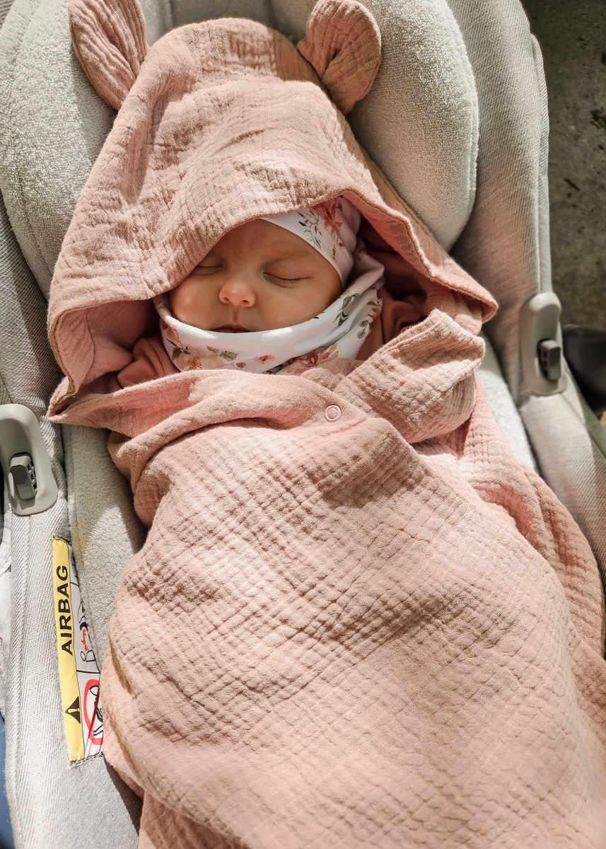 Muślinowy otulacz z kapturkiem do fotelika letni