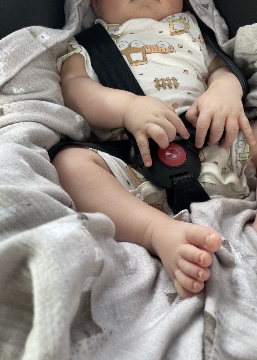 Muślinowy otulacz z kapturkiem do fotelika letni