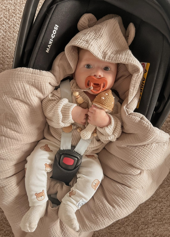 Kocyk otulacz do fotelika z kapturkiem MUŚLINOWY ocieplany