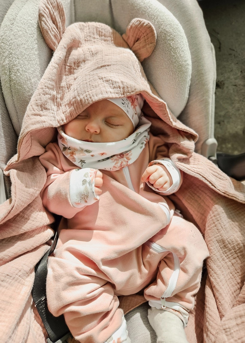 Muślinowy otulacz z kapturkiem do fotelika letni