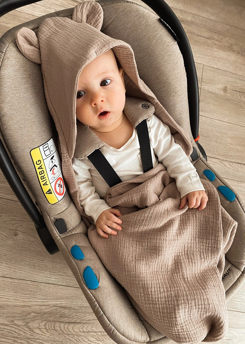 Muślinowy otulacz z kapturkiem do fotelika letni