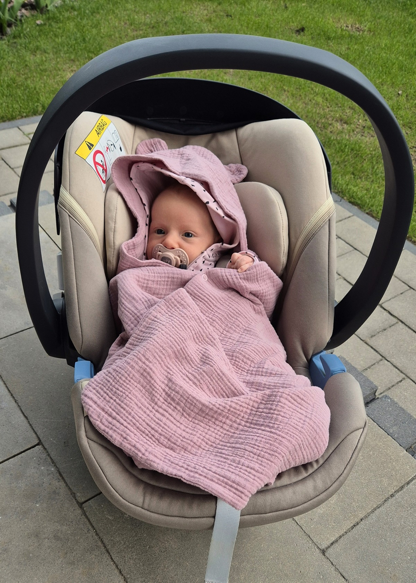 Muślinowy otulacz z kapturkiem do fotelika letni