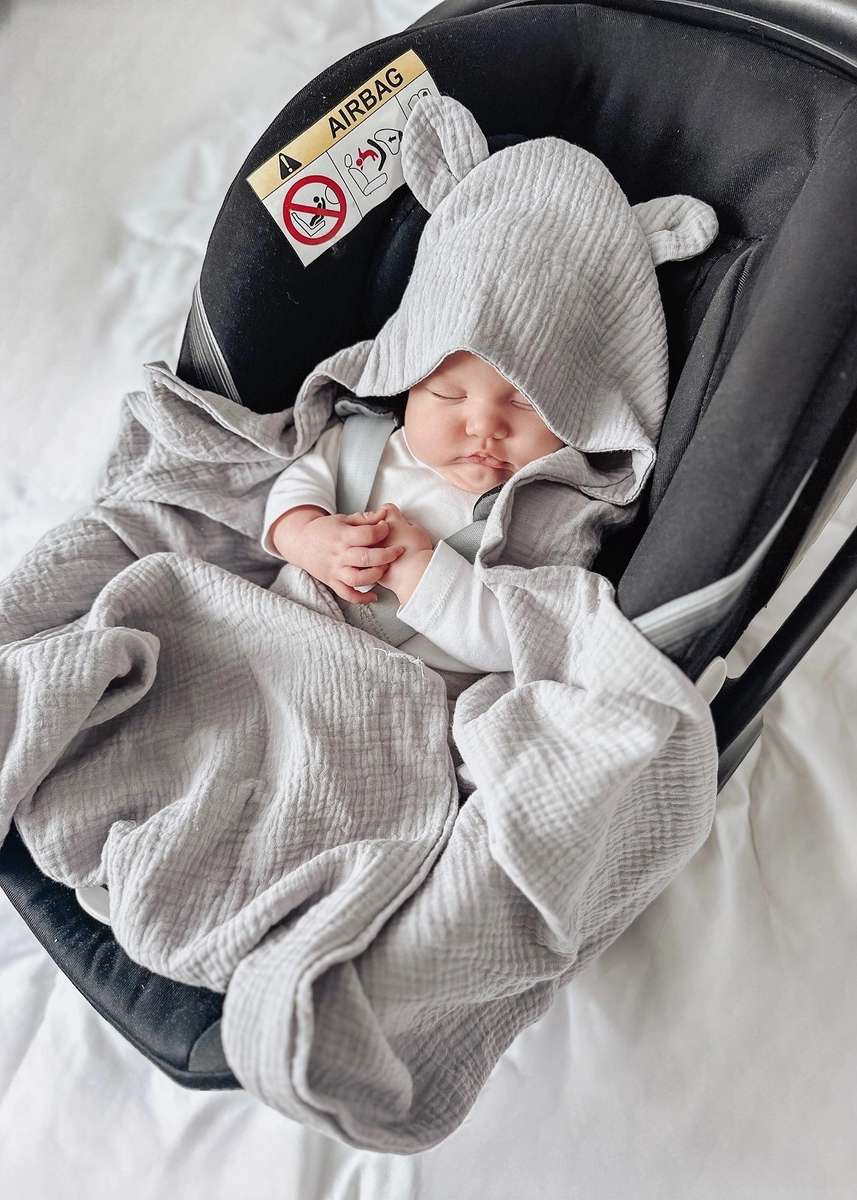 Muślinowy otulacz z kapturkiem do fotelika letni