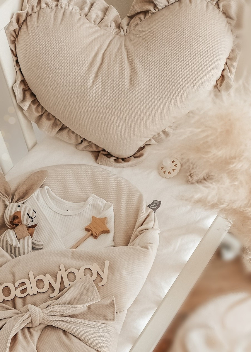 Poduszka dekoracyjna SERCE z falbanką VELVET