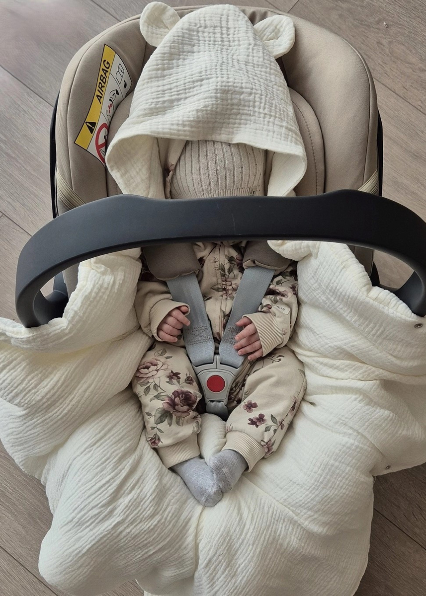 Kocyk otulacz do fotelika z kapturkiem MUŚLINOWY ocieplany