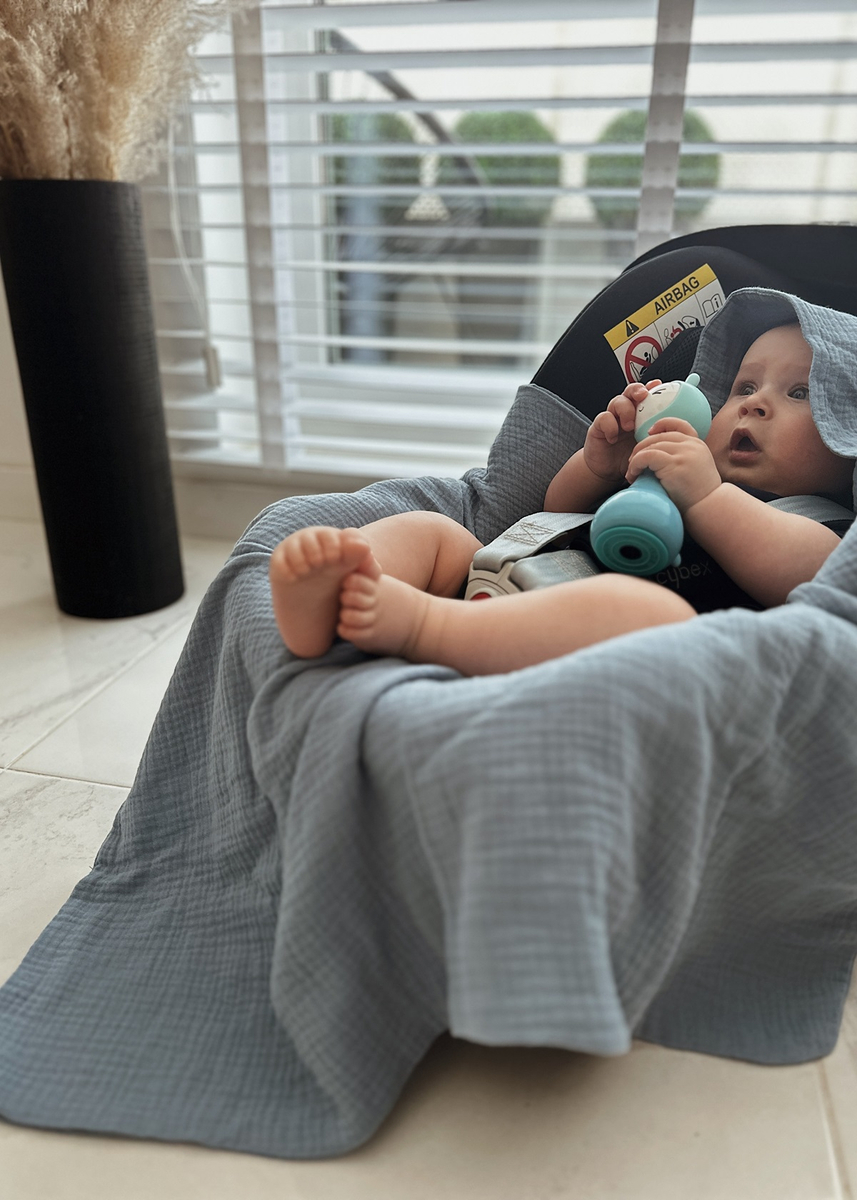 Muślinowy otulacz z kapturkiem do fotelika letni