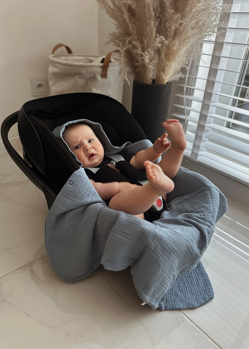 Muślinowy otulacz z kapturkiem do fotelika letni