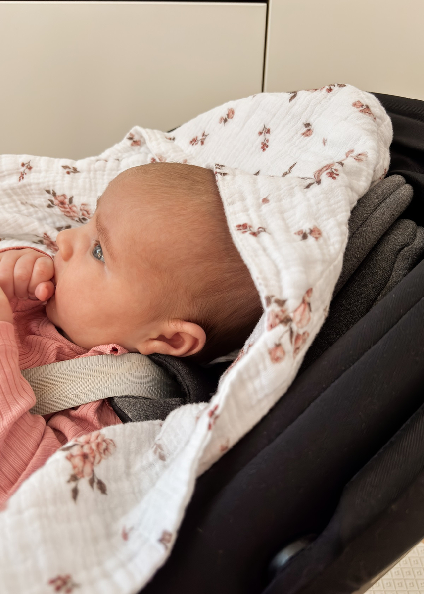 Muślinowy otulacz z kapturkiem do fotelika letni LITTLE FLOWERS