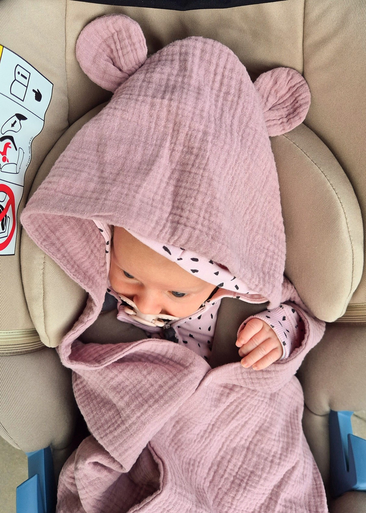 Muślinowy otulacz z kapturkiem do fotelika letni