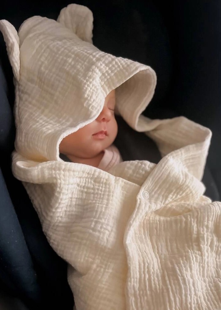 Muślinowy otulacz z kapturkiem do fotelika letni