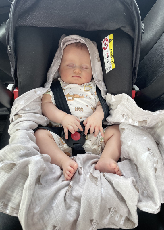 Muślinowy otulacz z kapturkiem do fotelika letni