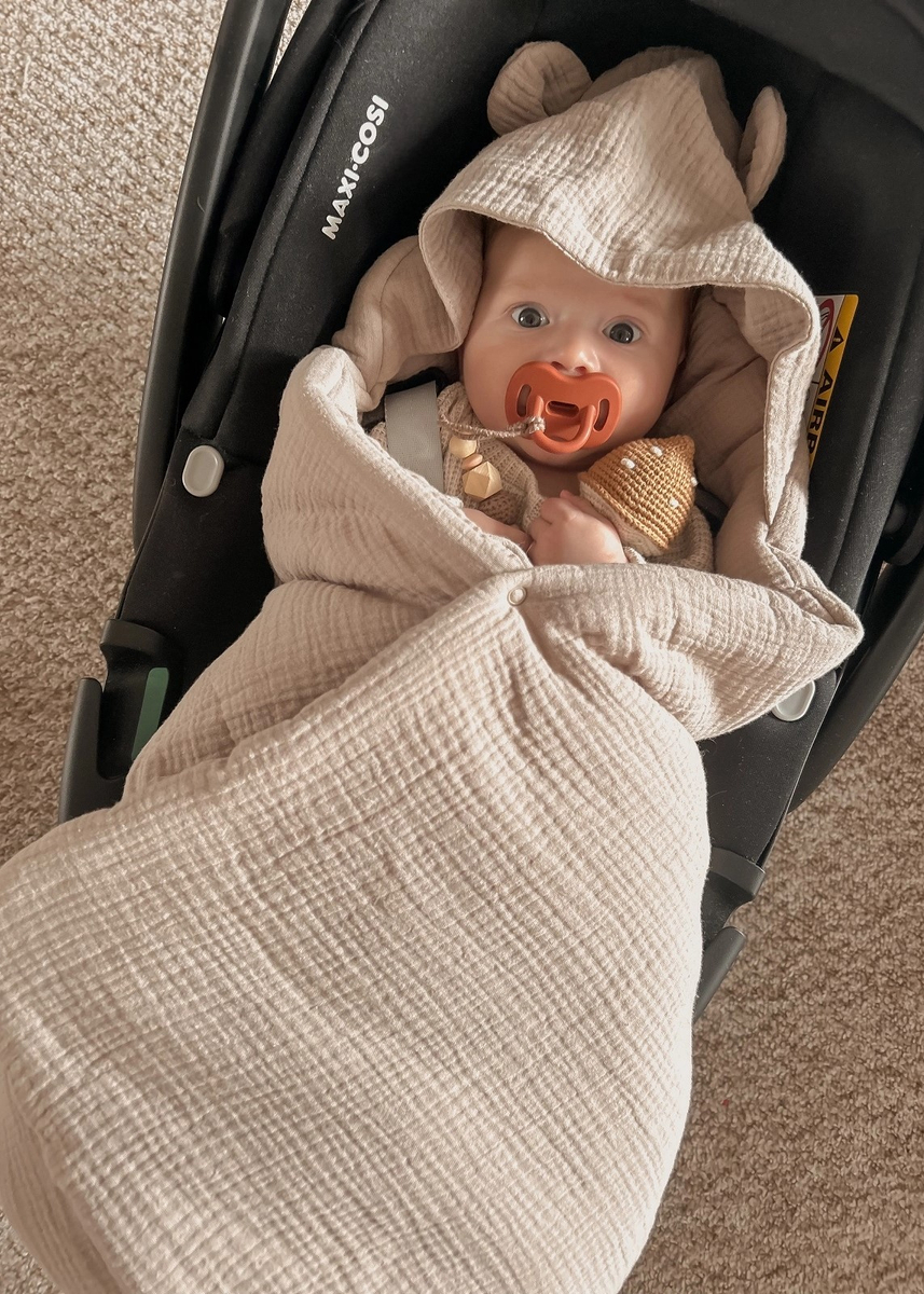 Kocyk otulacz do fotelika z kapturkiem MUŚLINOWY ocieplany