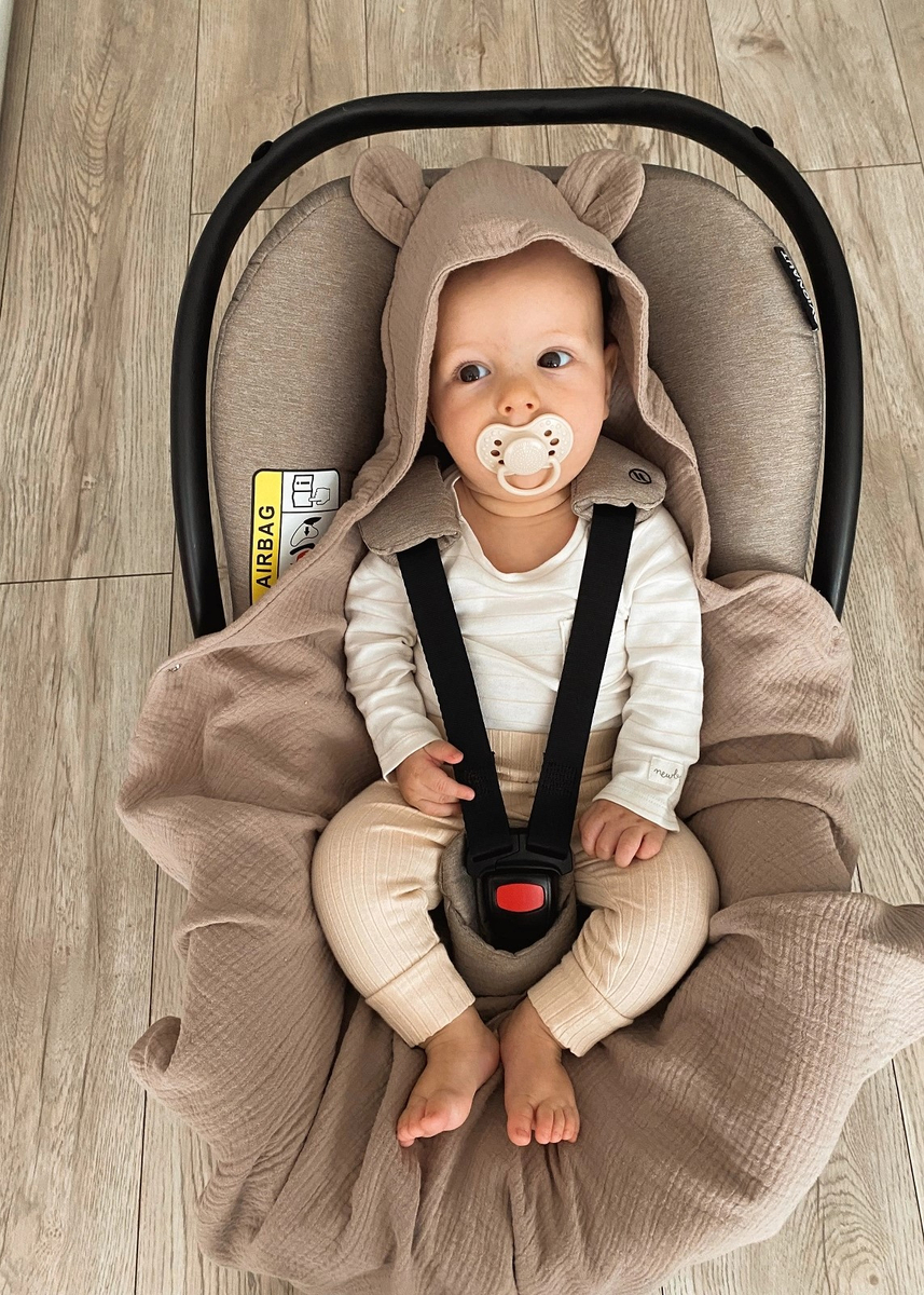 Muślinowy otulacz z kapturkiem do fotelika letni