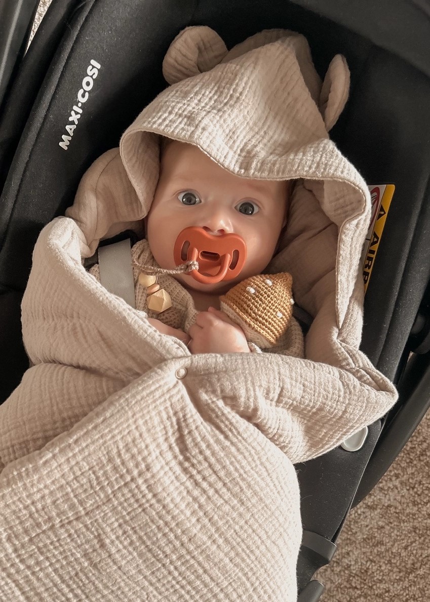 Kocyk otulacz do fotelika z kapturkiem MUŚLINOWY ocieplany