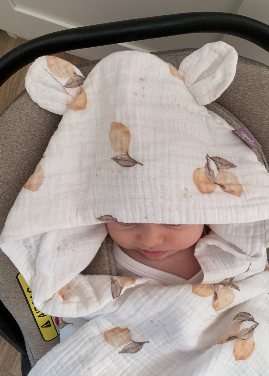 Muślinowy otulacz z kapturkiem do fotelika letni 