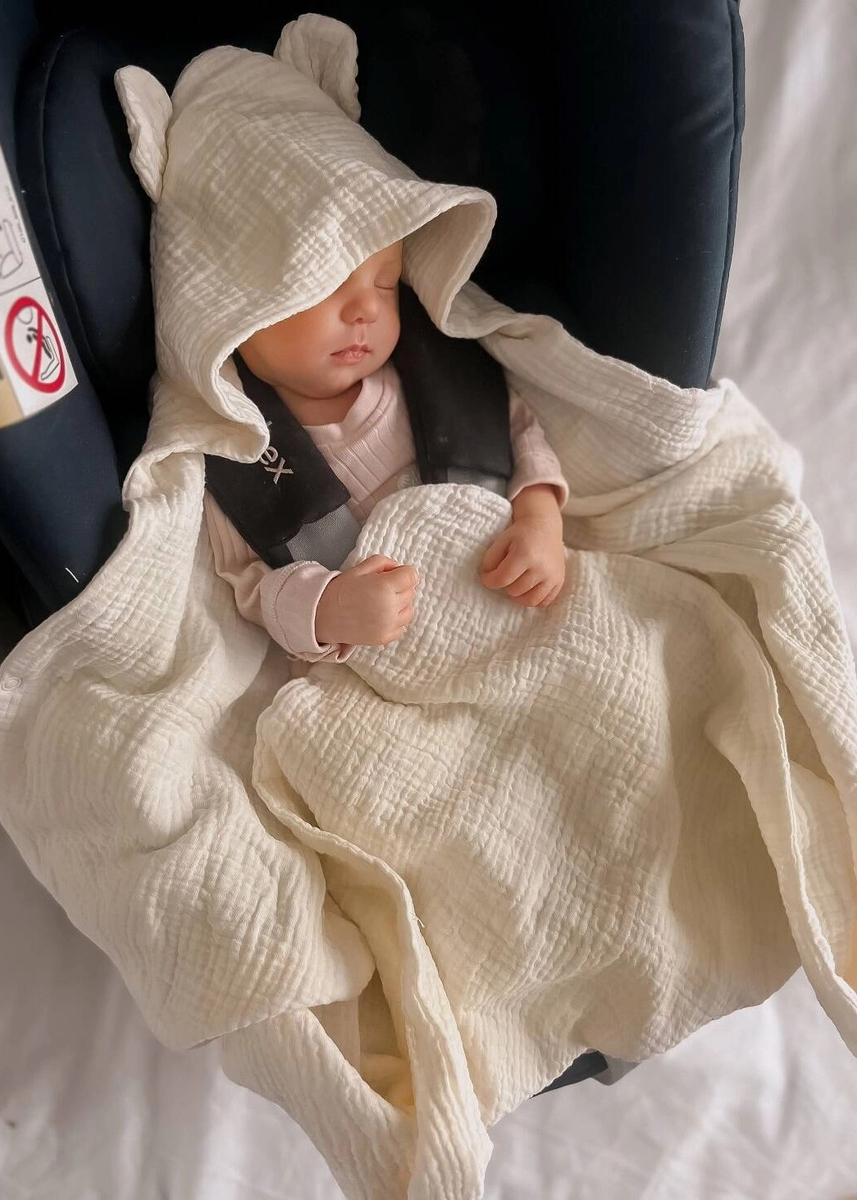 Muślinowy otulacz z kapturkiem do fotelika letni