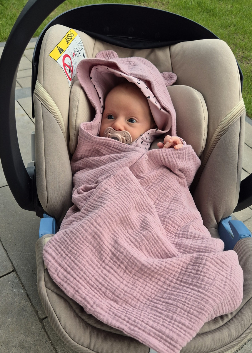 Muślinowy otulacz z kapturkiem do fotelika letni