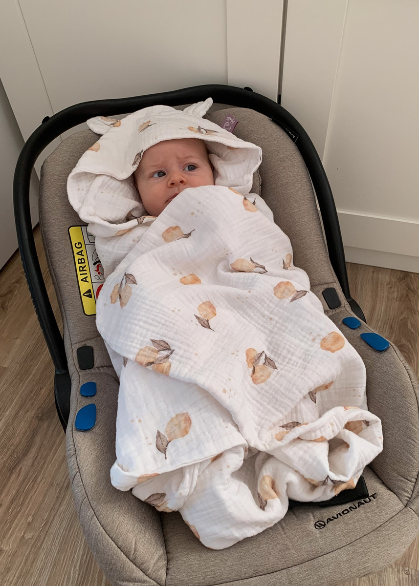 Muślinowy otulacz z kapturkiem do fotelika letni 