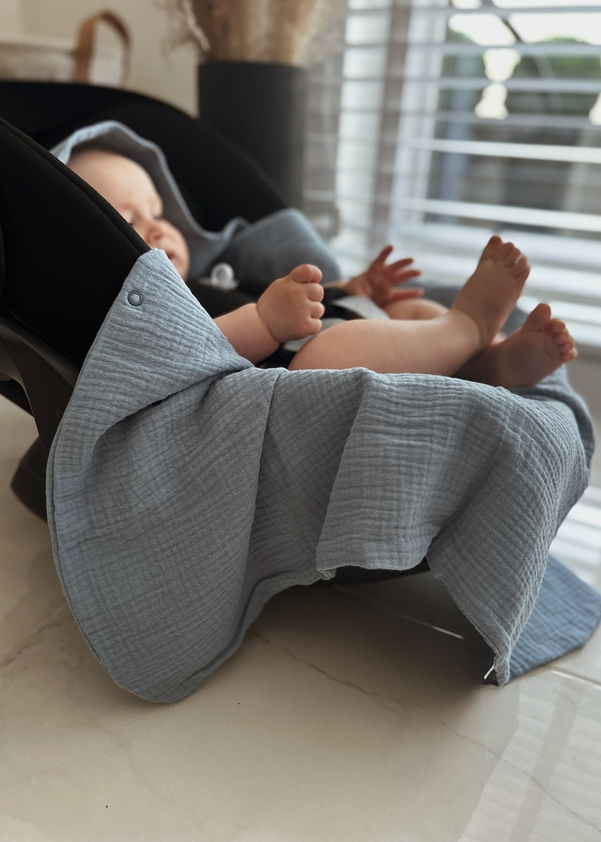 Muślinowy otulacz z kapturkiem do fotelika letni