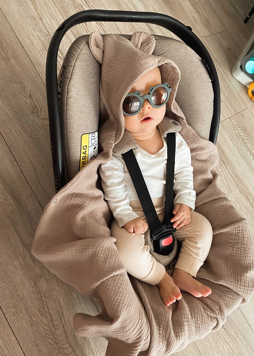 Muślinowy otulacz z kapturkiem do fotelika letni