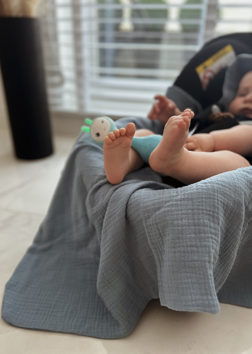 Muślinowy otulacz z kapturkiem do fotelika letni