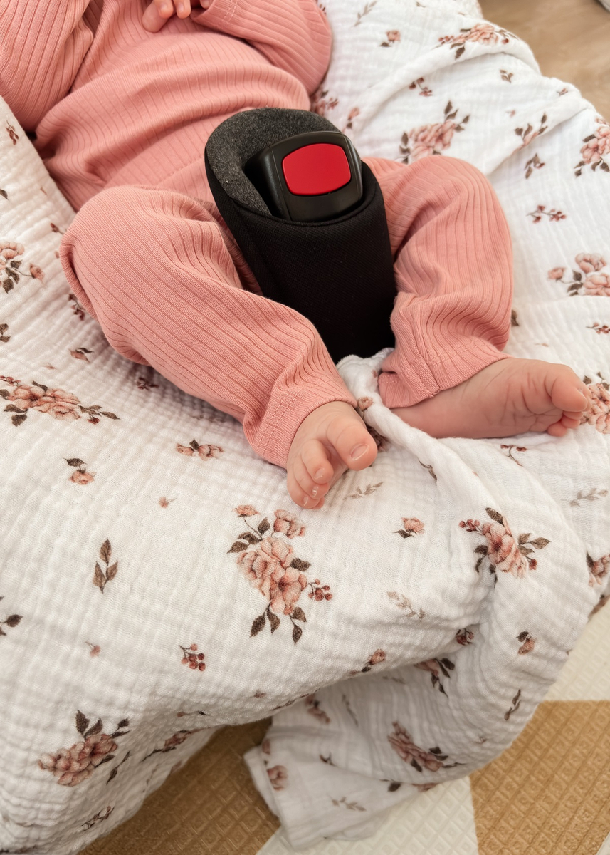 Muślinowy otulacz z kapturkiem do fotelika letni LITTLE FLOWERS