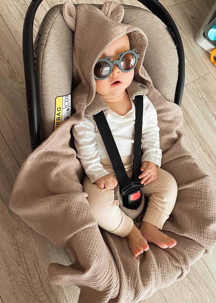 Muślinowy otulacz z kapturkiem do fotelika letni