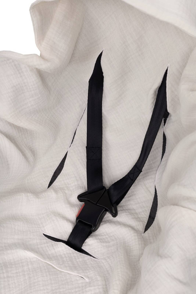 Muślinowy otulacz z kapturkiem do fotelika letni