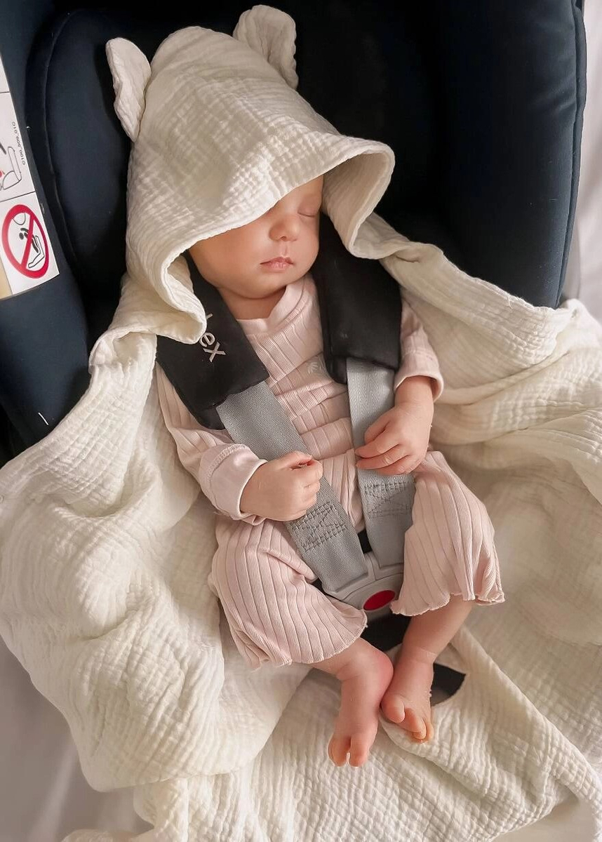 Muślinowy otulacz z kapturkiem do fotelika letni