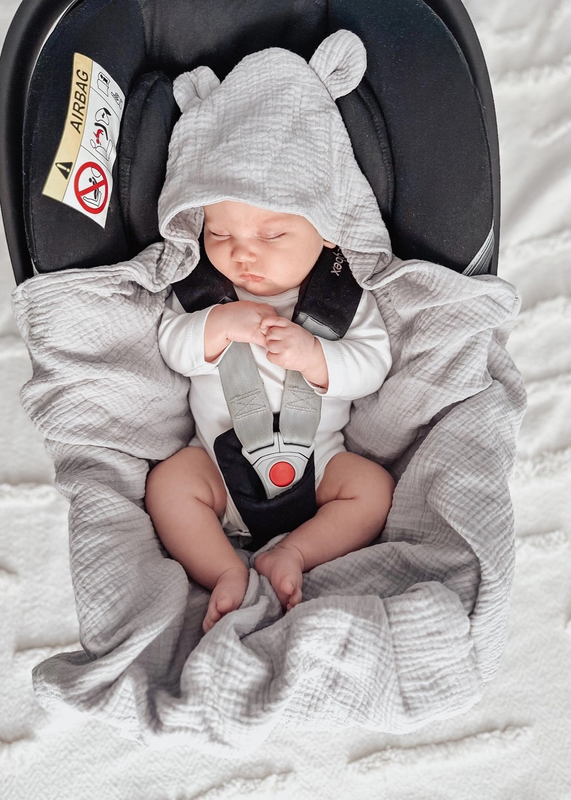 Muślinowy otulacz z kapturkiem do fotelika letni