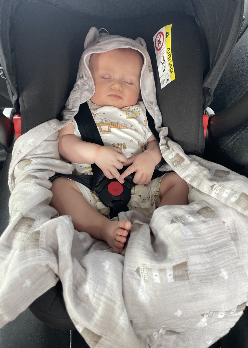 Muślinowy otulacz z kapturkiem do fotelika letni