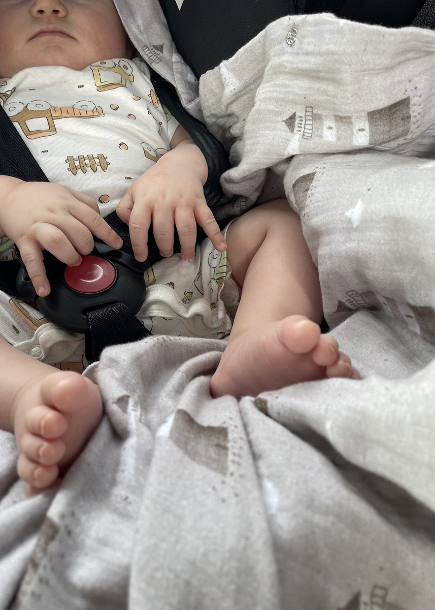 Muślinowy otulacz z kapturkiem do fotelika letni