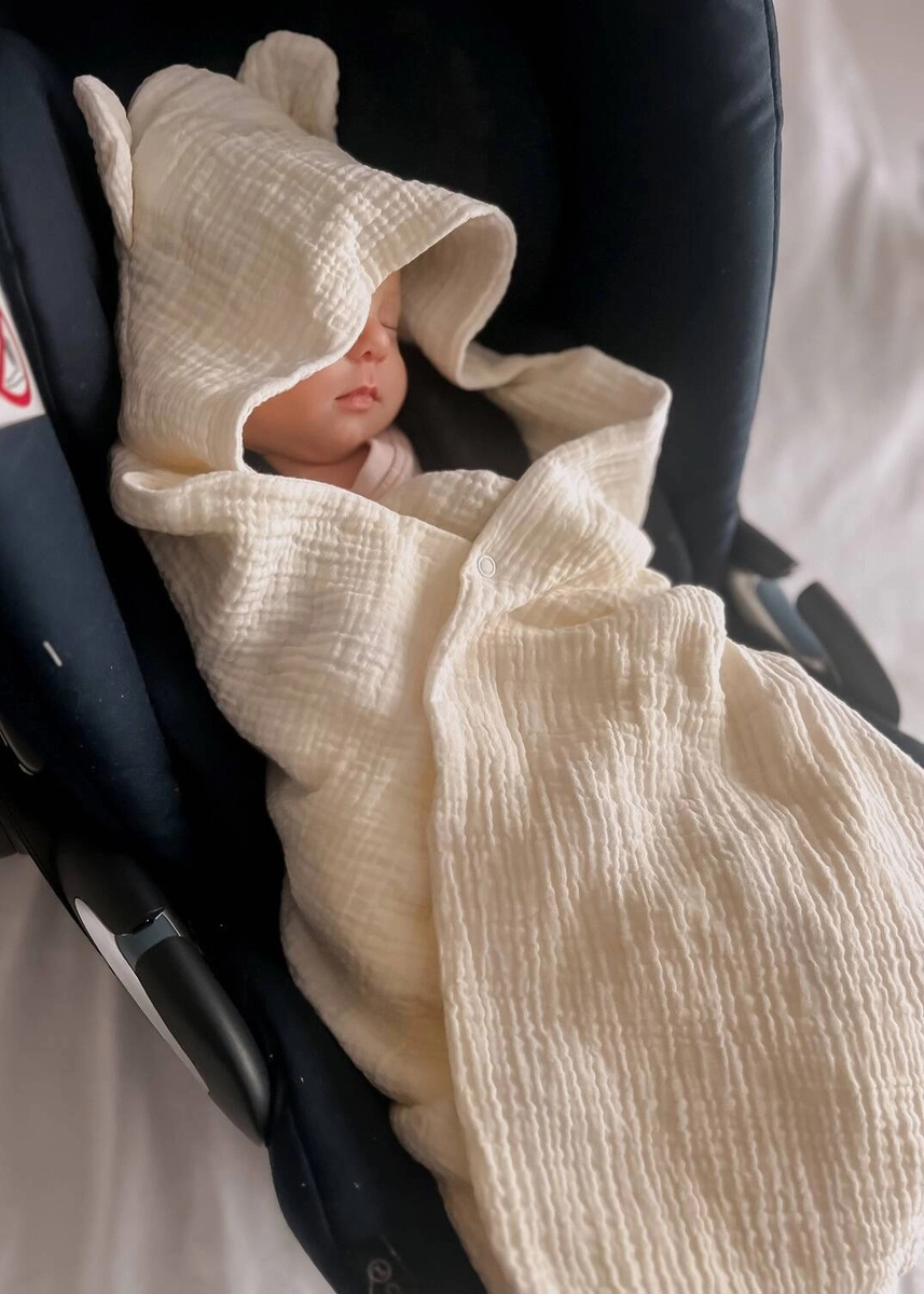 Muślinowy otulacz z kapturkiem do fotelika letni