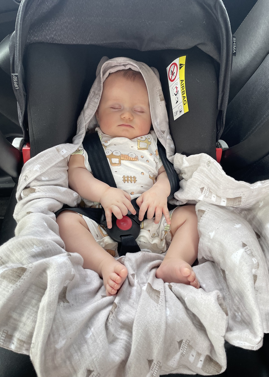 Muślinowy otulacz z kapturkiem do fotelika letni