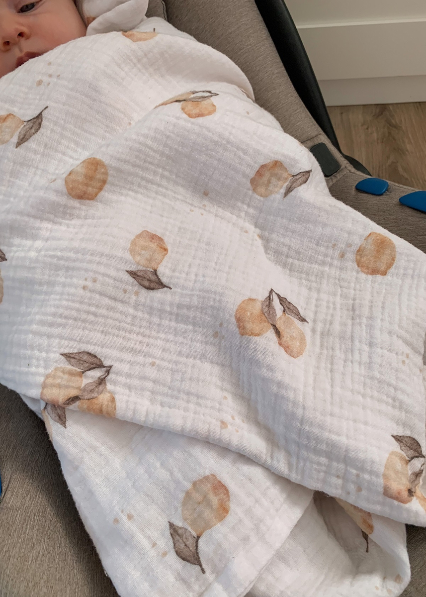 Muślinowy otulacz z kapturkiem do fotelika letni 